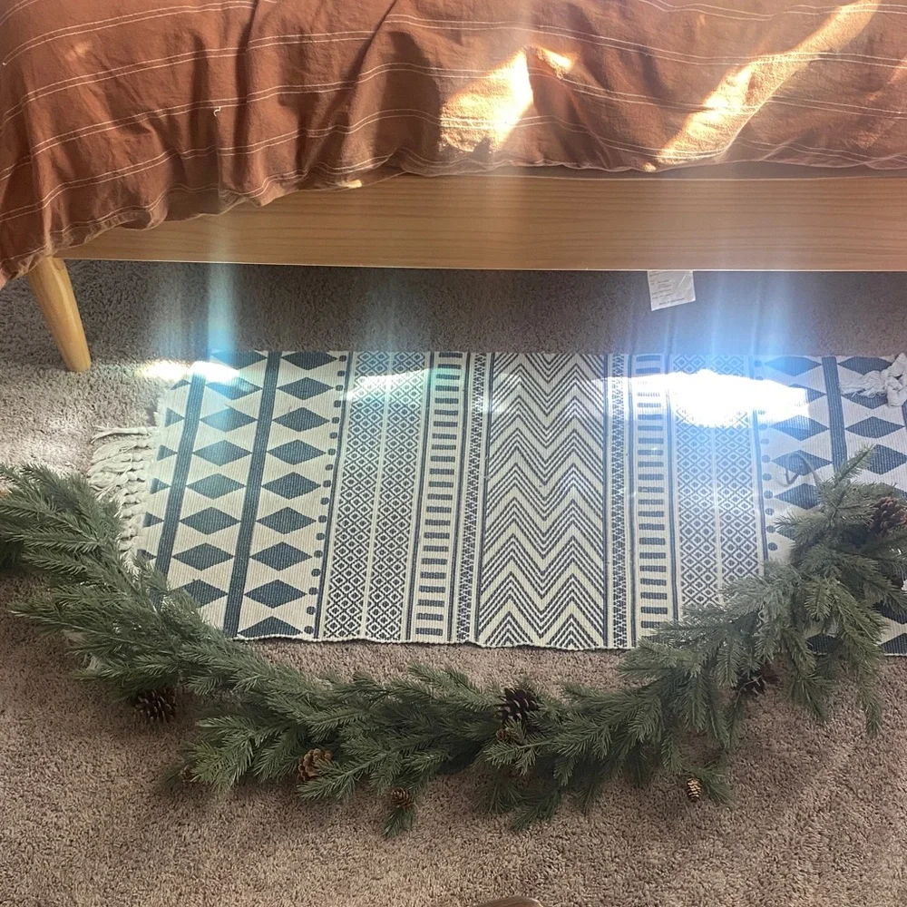 Green Pine Garland with Pinecones - Picture 4 of 4